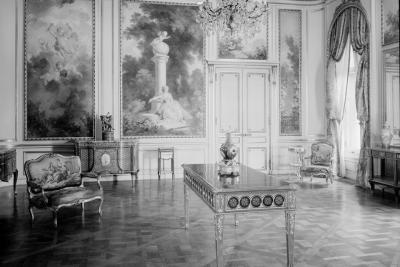 photo of gallery with paintings in panel, chandelier, table in center, chairs,  circa 1959