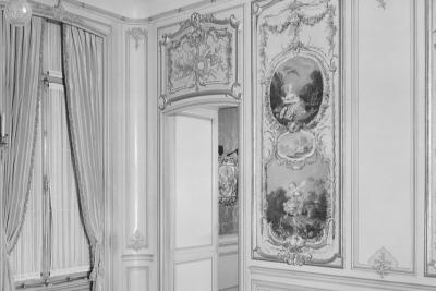 photo of gallery room with paintings in panels and chandelier, circa 1963