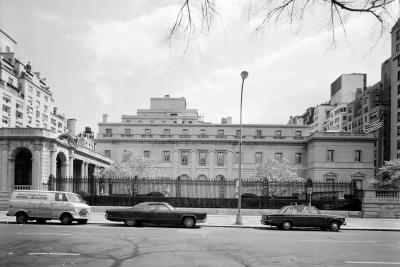 photo of The Frick Collection exterior with cars parked outside, circa 1974