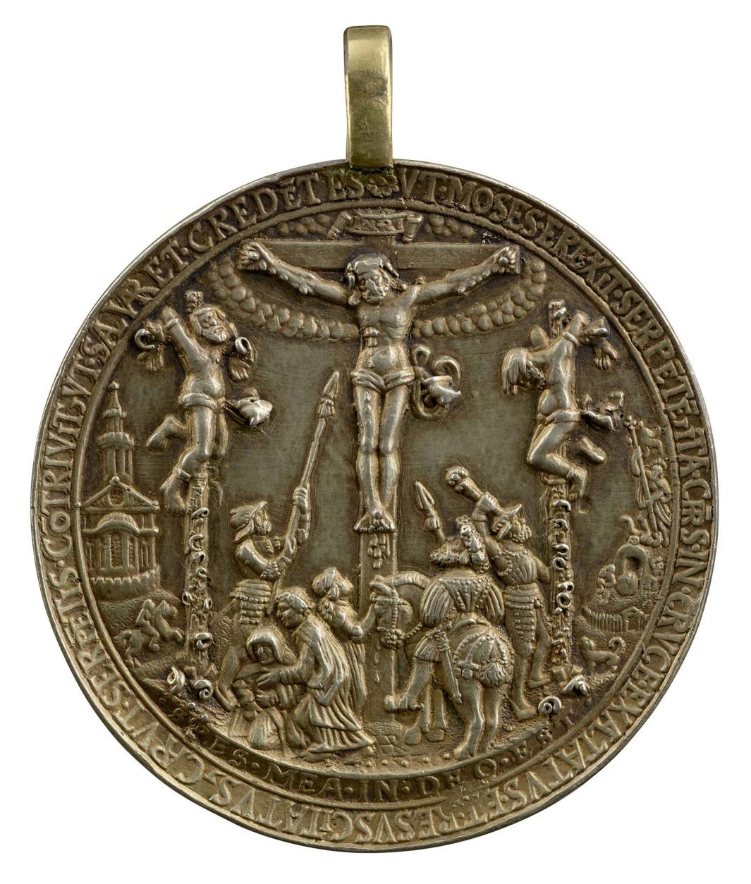 Gilt-silver medal depicting the Crucifixion with soldiers 