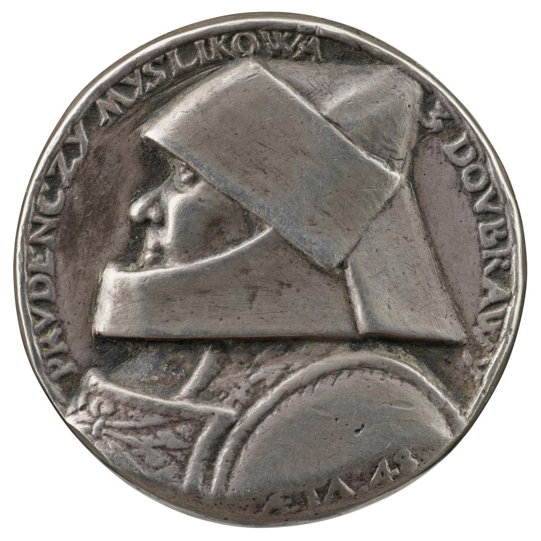Silver medal of man in profile to the right with ruff and breast chains 