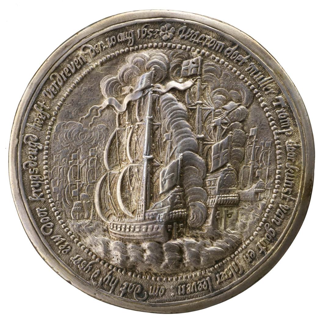 Silver medal depicting a naval battle with a Dutch inscription 