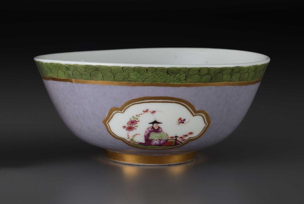 Small porcelain bowl with a green and pink ground and a chinoiserie cartouche