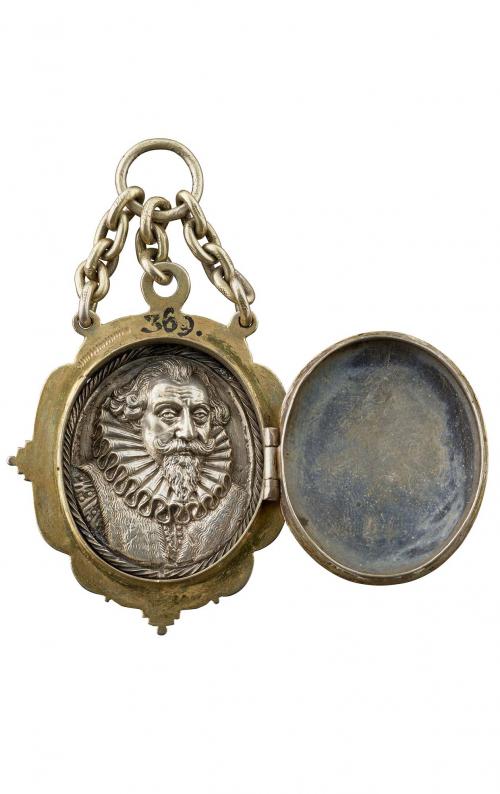 Silver medal in a partially gilt case with chain depicting the coat of arms of the family Rieter von Kornburg