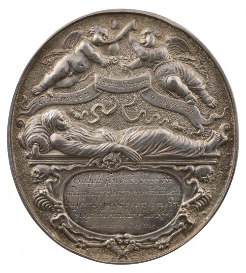 Silver medal depicting two flying genii, one clothed and one nude, sounding horns, each holding a ribbon ending in a tassel and a banner; below, a corpse wrapped in a shroud and resting, head supported by a bolster, on a tomb; beneath, a cartouche flanked by two contorted skeletons 