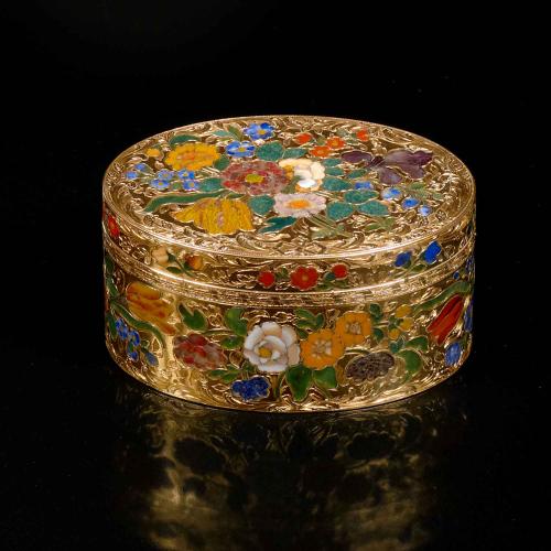 snuffbox decorated with flowers