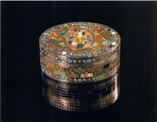 snuffbox made of gemstones with fruit center