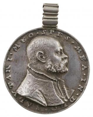 Silver medal of a man with short hair and a beard, wearing a cloak with floral pattern, ruff collar and chain