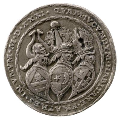 Silver medal depicting the costs of arms of the three sitters on the front of the medal