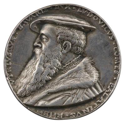 Silver medal of a man with a long beard, wearing a flattened hat and a coat with a fur collar