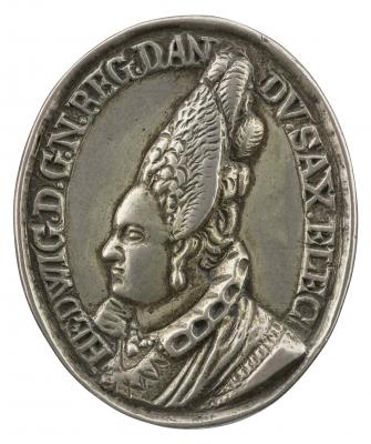 Silver medal of a woman wearing a dress with high Renaissance collar, necklace, ear-ring