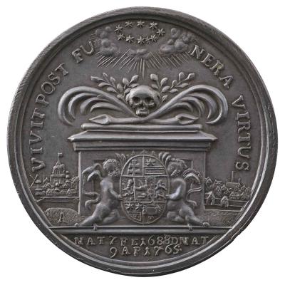 Silver medal of a skull flanked by two branches of laurel placed at the center of two crossing palm branches on top of a sarcophagus. Against the front of the sarcophagus, two cherubs holding a coat of arms. In the background, a townscape