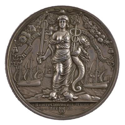 Silver medal depicting a female personification of Peace. She supports a cornucopia and caduceus with her left arm and holds a sword with a laurel wreath on its tip. She stands on a broken sword, a helmet, a crown, and a moneybag. In the background, merchant ships at sea. On the top, a hand holding two suspended coat of arms: Great Britain on the left and the Netherlands on the right. Two festoons of fruits and flowers hang to either side.