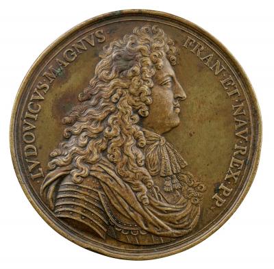 Bronze medal of a man in profile to the right in a periwig, lace cravat, commander’s sash, and armor