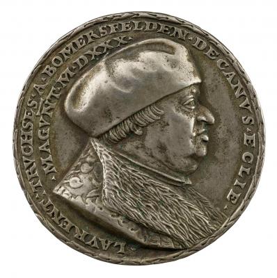 Silver medal of a man wearing a hat and fur-collared embroidered coat