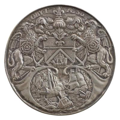 Silver medal of the coat of arms of Admiral Maarten Harpertszoon Tromp in front of two anchors with griffon supporters, each surmounted by an escutcheon charged with a rose. The griffons stand on stylized waves that frame the scene of the sea battle in which the Admiral perished