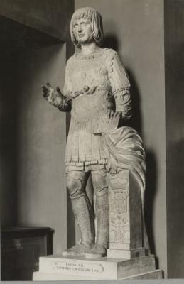 Marble statue of King Louis XII of France in military garb with his right hand raised